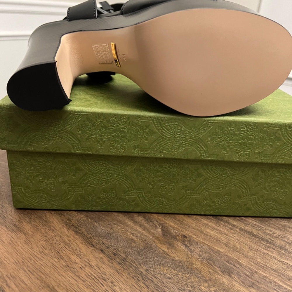 GUCCI WOMEN'S INTERLOCKING G SANDAL - Picture 4 of 5